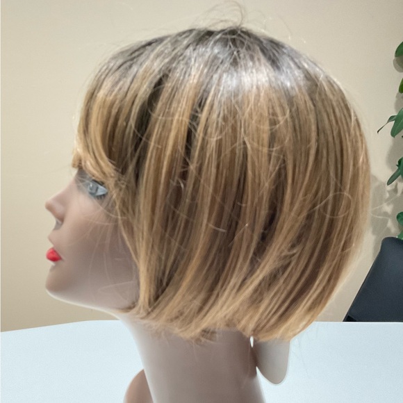 ?NWT Human Like High- Low Lights Colors Women’s Wig